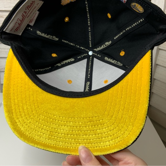 Mitchell & Ness Golden State Nostalgia Black and Yellow Velvet Flat Bill Hat - Picture 8 of 12